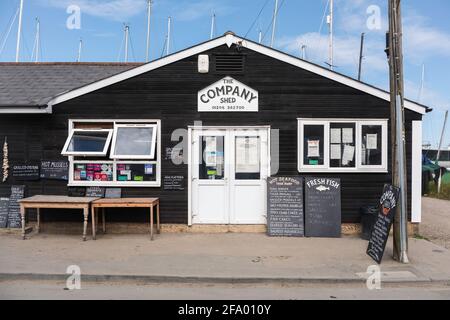 Company Shed Mersea Essex, Blick auf das Company Shed auf Mersea Island, einem lokalen Restaurant, das für frische Meeresfrüchte bekannt ist, West Mersea, Essex. Stockfoto