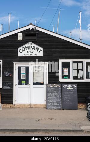 Mersea Essex, Blick auf das Company Shed auf Mersea Island, einem lokalen Restaurant, das für seine frischen Meeresfrüchte bekannt ist, West Mersea, Essex. Stockfoto