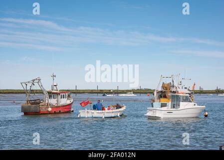 Mersey Island Essex, Blick auf ein Ausflugsboot, das West Mersea verlässt und mit einer Gruppe auf dem Fluss Blackwater, Mersea Island, Essex, England, Großbritannien, unterwegs ist Stockfoto