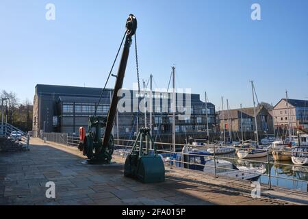 Vintage-Kran in der Victoria Dock Marina, Caernarfon aus seiner Zeit als funktionierendes Hafenbecken Stockfoto