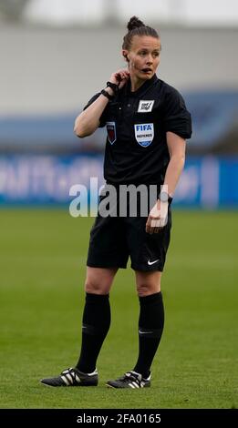 Manchester, England, 21. April 2021. Schiedsrichterin Rebecca Walsh beim Spiel der FA Women’s Super League im Academy Stadium, Manchester. Bildnachweis sollte lauten: Andrew Yates / Sportimage Kredit: Sportimage/Alamy Live News Stockfoto