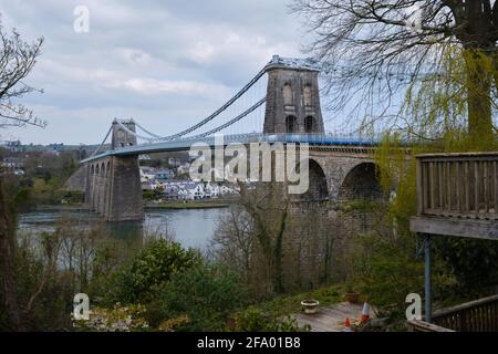 Die Menai Suspension Bridge, die von Westen auf die Bangor-Seite blickt. Stockfoto