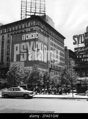 Plakatwand Werbeschild wird im Juni 1960 in Zeiten errichtet Square New York für die Eröffnung des PSYCHO 1960 Regisseurs ALFRED HITCHCOCK Roman Robert Bloch Musik Bernard Herrmann Shamley Productions ./ Paramount Bilder Stockfoto