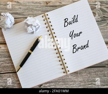 Bauen Sie Ihre Marke auf einem Notizbuch auf. Stockfoto
