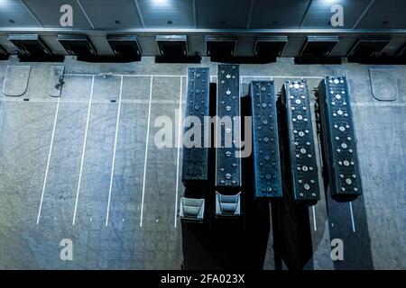 Luftaufnahme der Lastkraftwagen beim Entladen im Logistikzentrum. Nachtsicht.LKW entladen im Logistikzentrum. Drohnenfotografie. Stockfoto