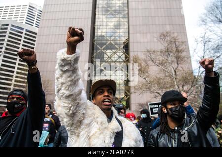 Minneapolis, Usa. April 2021. Menschen reagieren auf das Derek Chauvin-Gerichtsurteil vor dem Hennepin County Courthouse am 20. April 2021 in Minneapolis, Minnesota. Foto: Chris Tuite/imageSPACE/Sipa USA Kredit: SIPA USA/Alamy Live News Stockfoto