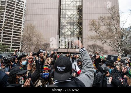 Minneapolis, Usa. April 2021. Menschen reagieren auf das Derek Chauvin-Gerichtsurteil vor dem Hennepin County Courthouse am 20. April 2021 in Minneapolis, Minnesota. Foto: Chris Tuite/imageSPACE/Sipa USA Kredit: SIPA USA/Alamy Live News Stockfoto