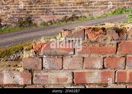 Großbritannien, England, London, Southall, alte bröckelnde Ziegelmauer am Eingang zum Adelaide Dock am Grand Union Canal Stockfoto