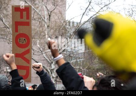 Minneapolis, Usa. April 2021. Menschen reagieren auf das Derek Chauvin-Gerichtsurteil vor dem Hennepin County Courthouse am 20. April 2021 in Minneapolis, Minnesota. Foto: Chris Tuite/imageSPACE/Sipa USA Kredit: SIPA USA/Alamy Live News Stockfoto