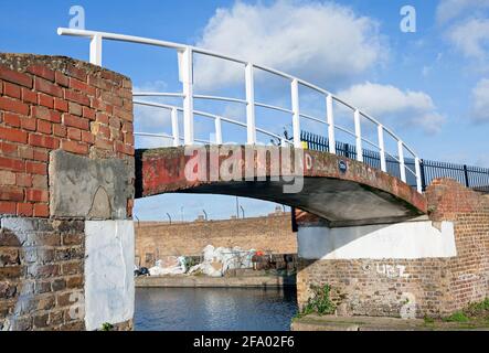 Großbritannien, England, London, Southall, Bogenbrücke über den Abschleppweg über den Eingang zum Adelaide Dock Stockfoto