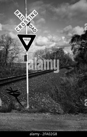 Warnschild Railroad Crossing auf einer Landstraße in gefunden Ländliches Texas Stockfoto