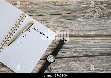 2021 Tore auf einem Notizbuch geschrieben. Stockfoto