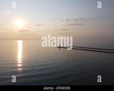 Fernansicht des Leuchtturms South Haven bei Sonnenuntergang. Stockfoto