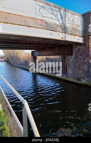 Großbritannien, England, London, Hanwell, Three Bridges, wo sich die Eisenbahn, der Grand Union Canal und die Windmill Lane an einem Punkt kreuzen Stockfoto