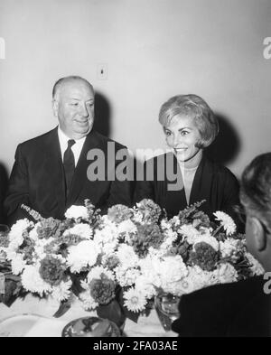 ALFRED HITCHCOCK und JANET LEIGH bei einer Pressekonferenz während Promotion für die Freilassung von PSYCHO 1960 Regisseur ALFRED HITCHCOCK Roman Robert Bloch Musik Bernard Herrmann Shamley Productions ./ Paramount Bilder Stockfoto