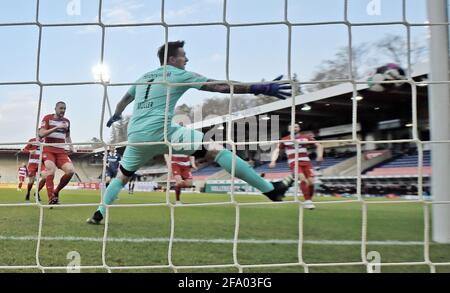 Heidenheim, Deutschland. April 2021. Fußball: 2. Bundesliga, 1. FC Heidenheim - VfL Bochum, Matchday 30 in der Voith Arena. Heidenheimer Torwart Kevin Müller lässt den Ball vorbeiziehen. Quelle: Stefan Puchner/dpa - WICHTIGER HINWEIS: Gemäß den Bestimmungen der DFL Deutsche Fußball Liga und/oder des DFB Deutscher Fußball-Bund ist es untersagt, im Stadion und/oder vom Spiel aufgenommene Fotos in Form von Sequenzbildern und/oder videoähnlichen Fotoserien zu verwenden oder zu verwenden./dpa/Alamy Live News Stockfoto