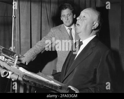 Der deutsche Journalist beobachtet Alfred HITCHCOCK bei der Synchronisation des Deutschen Sprachtrailer für PSYCHO 1960 Regisseur ALFRED HITCHCOCK Roman Robert Bloch music Bernard Herrmann Shamley Productions ./ Paramount Pictures Stockfoto