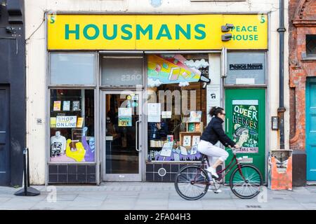 Housmans, eine nicht gewinnorientierte progressive Buchhandlung, öffnet am ersten Tag der Lockerung der Sperrbeschränkungen im April 2021 in London, Großbritannien, wieder Stockfoto