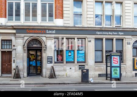 A Sainsbury's Local in einer ehemaligen High Street Bank an der Pentonville Road, King's Cross, London, Großbritannien Stockfoto