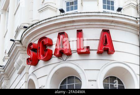 Rotes neonbeleuchtetes Schild über dem Eingang der Scala, einem Club und Veranstaltungsort für Live-Musik am King's Cross, London, Großbritannien