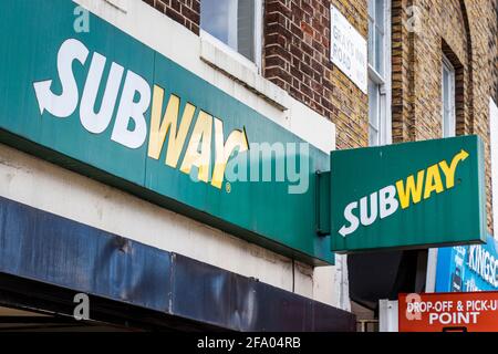 Schild über einer Zweigstelle des Subway Fast Food Outlet an der Grays Inn Road, King's Cross, London, Großbritannien Stockfoto