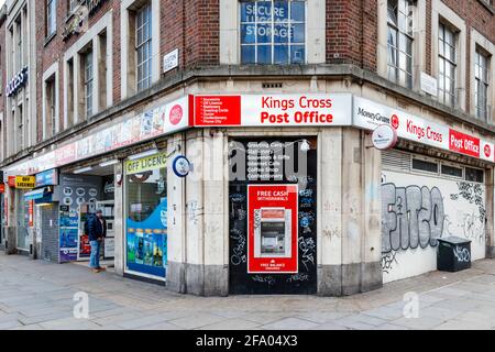 Graffiti rund um einen Geldautomaten im King's Cross Post Office an der Ecke Euston Road und Belgrove Street, London, Großbritannien Stockfoto