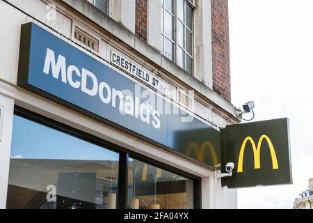 Schild über dem McDonald's-Restaurant an der Ecke Crestfield Street und Euston Road bei King's Cross, London, Großbritannien Stockfoto