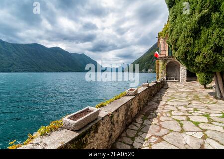 Blick auf den Luganersee an einem bewölkten Tag vom alten Dorf Albogasio Oria, Italien Stockfoto