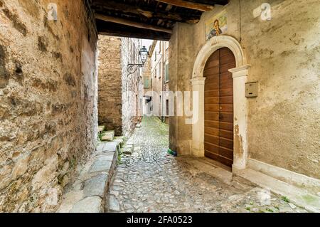 Enge Straße des alten Dorfes Albogasio - Oria, ist Teil der Gemeinde Valsolda, in der Provinz Como, in der Region Lombardei, Italien Stockfoto