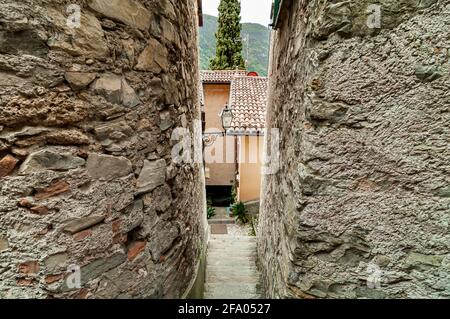 Enge Straße des alten Dorfes Albogasio - Oria, ist Teil der Gemeinde Valsolda, in der Provinz Como, in der Region Lombardei, Italien Stockfoto