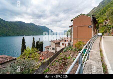 Blick auf das alte Dorf Albogasio Oria am Luganer See an einem bewölkten Tag, Valsolda, Italien Stockfoto