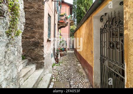 Enge Straße des alten Dorfes Albogasio - Oria, ist Teil der Gemeinde Valsolda, in der Provinz Como, in der Region Lombardei, Italien Stockfoto