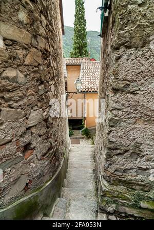 Enge Straße des alten Dorfes Albogasio - Oria, ist Teil der Gemeinde Valsolda, in der Provinz Como, in der Region Lombardei, Italien Stockfoto