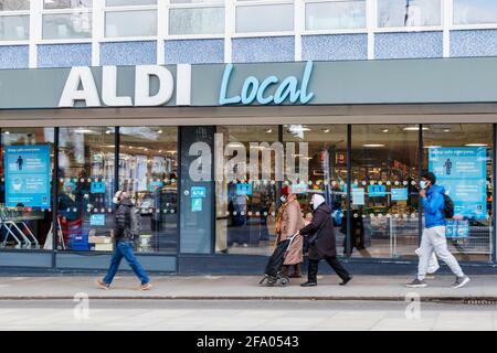 Einkäufer vor einer Niederlassung von Aldi Local in Archway, North Islington, London, Großbritannien Stockfoto