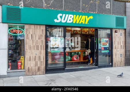 Eine Zweigstelle des Subway Fast Food Outlet an der Junction Road in Archway, North Islington, London, Großbritannien Stockfoto