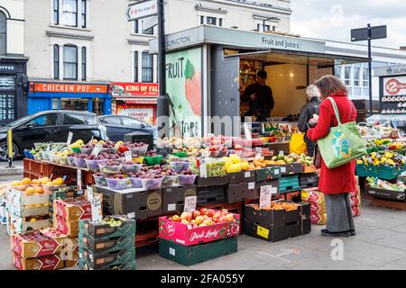 Ein Obststand vor der U-Bahn-Station Archway an der Junction Road in North Islington, London, Großbritannien Stockfoto