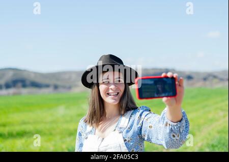 Brunette Frau posiert im Freien, Selbstporträt Stockfoto
