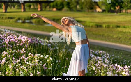 Tanzen in den wilden Blumen Stockfoto