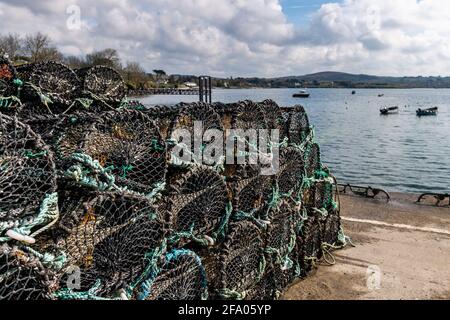 Stapel von Hummer-/Krabbenköpfen/Creels am Kai in Schull, West Cork, Irland. Stockfoto