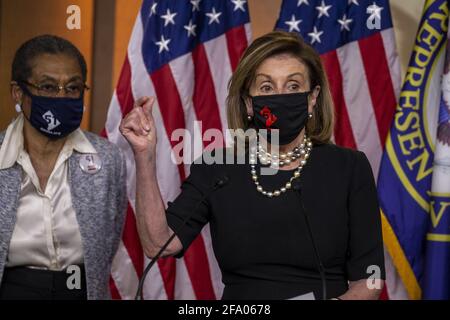 Washington, Usa. April 2021. Rep. Eleanor Holmes Norton D-DC hört Sprecherin des Repräsentantenhauses Nancy Pelosi, D-CA., hält am Mittwoch, 21 2021. April, eine Pressekonferenz im US-Kapitol in Washington, DC. Sprecher Pelosi sprach über die Verabschiedung des HR 51, des Washingtoner Zulassungsgesetzes. Foto von Tasos Katopodis/UPI Credit: UPI/Alamy Live News Stockfoto