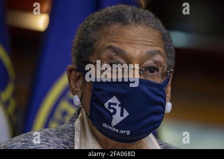 Washington, Usa. April 2021. Die Rep. Eleanor Holmes Norton D-DC. Hält am Mittwoch, dem 21 2021. April, eine Pressekonferenz im US-Kapitol in Washington, DC. Die Rep. Eleanor Holmes Norton sprach über die Verabschiedung von HR 51, dem Washington DC Admission Act. Foto von Tasos Katopodis/UPI Credit: UPI/Alamy Live News Stockfoto