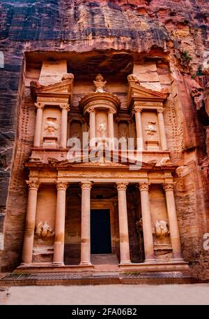 Prächtige und berühmte Fassade in Petra Jordanien, die Schatzkammer oder Al Khazna Stockfoto