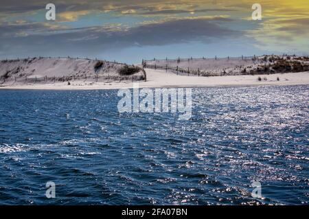 Sonnenuntergang über einem Strand in Destin, Florida und den Gewässern des Golfs von Mexiko. Stockfoto