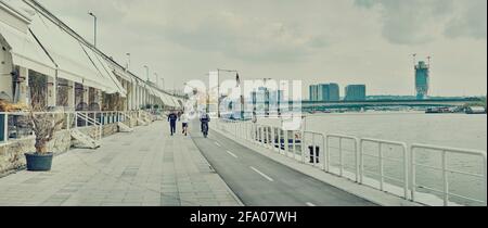 BELGRAD, SERBIEN - CA. APRIL 2021 - Neu errichtete Promenade am Dunabe-Fluss mit Bau der Belgrade Waterfront in der Ferne. Belgrad Stockfoto