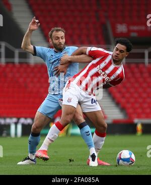 Liam Kelly von Coventry City (links) und Christian Norton von Stoke City kämpfen während des Sky Bet Championship-Spiels im bet365 Stadium, Stoke-on-Trent, um den Ball. Bilddatum: Mittwoch, 21. April 2021. Stockfoto