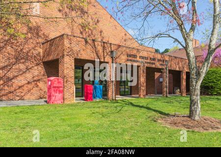 JONESBOROUGH, TN, USA--9. APRIL 2021: The Jonesborough Post Office. Blauer Himmel, grünes Gras, Ziegelgebäude, Frühling. Stockfoto