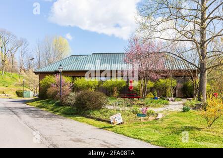 JONESBOROUGH, TN, USA--9 APRIL 2021:The Jonesborough Public Library, with plantings, spring colours and blue Sky. Stockfoto