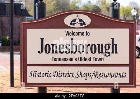 JONESBOROUGH, TN, USA--9 APRIL 2021: Willkommensschild in Tennessees ältester Stadt mit Geschäften und Restaurants im historischen Viertel. Straffes, unschärfes Bild. Stockfoto