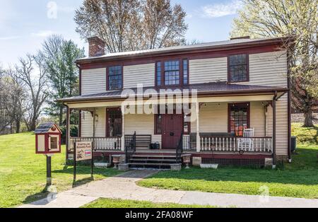 JONESBOROUGH, TN, USA--9 APRIL 2021: Das in den 1840er Jahren erbaute Haus von Lemon dient heute als "Storytelling Resource Place" . Stockfoto