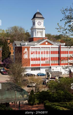 JONESBOROUGH, TN, USA--9 APRIL 2021: Bild vom Hügel hinter dem historischen Bezirksgericht von Washington, zeigt Büroflügel und Parkplatz. Stockfoto